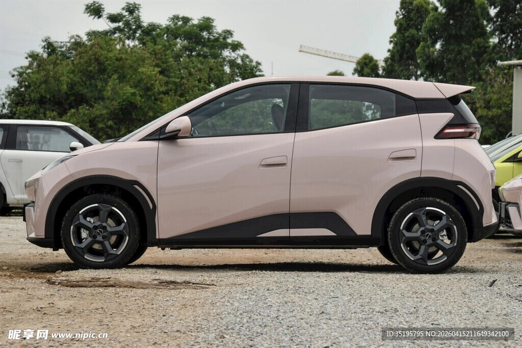 粉色时尚SUV汽车展示