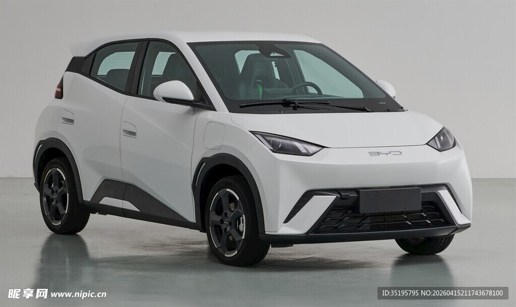 白色时尚款小型电动汽车