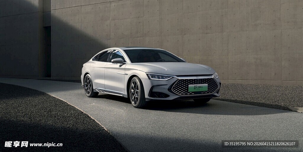 时尚银色轿车停于墙边