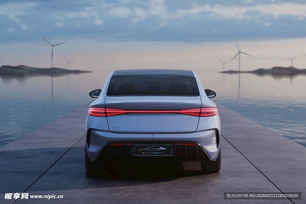 银色轿车停于水边开阔地