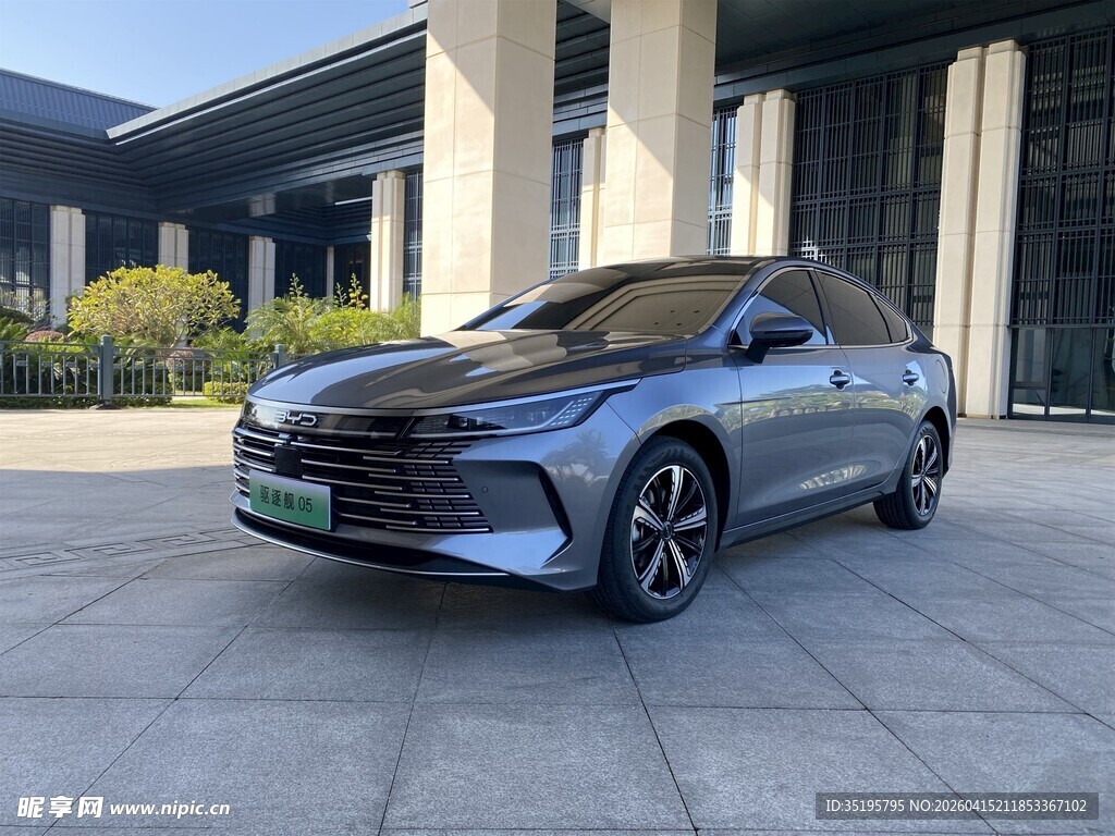 时尚银灰轿车外观展示