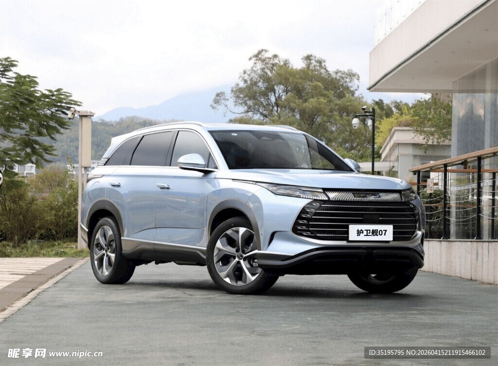 银色SUV停于户外场景