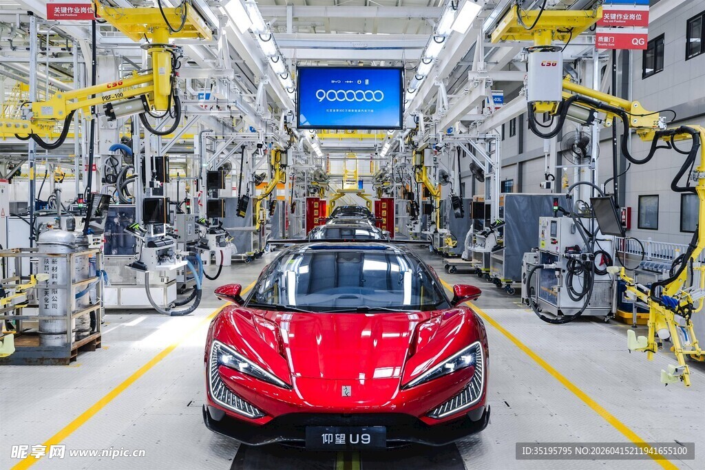 汽车工厂内的红色跑车