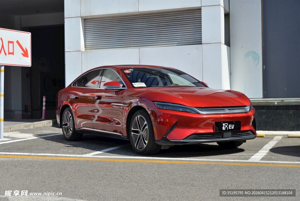 红色时尚轿车停于户外