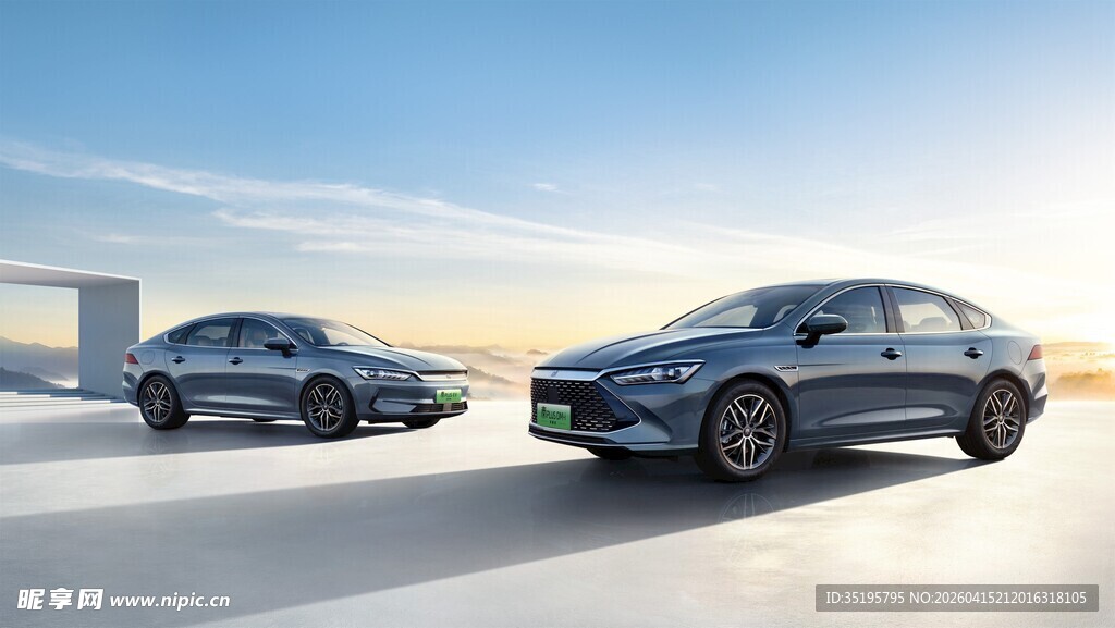 两辆时尚汽车于开阔地