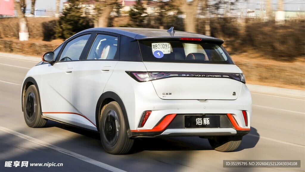 白色出行汽车行驶中