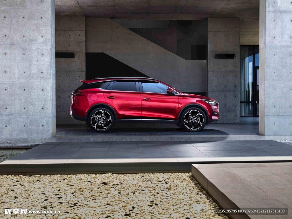 红色动感SUV停于建筑旁