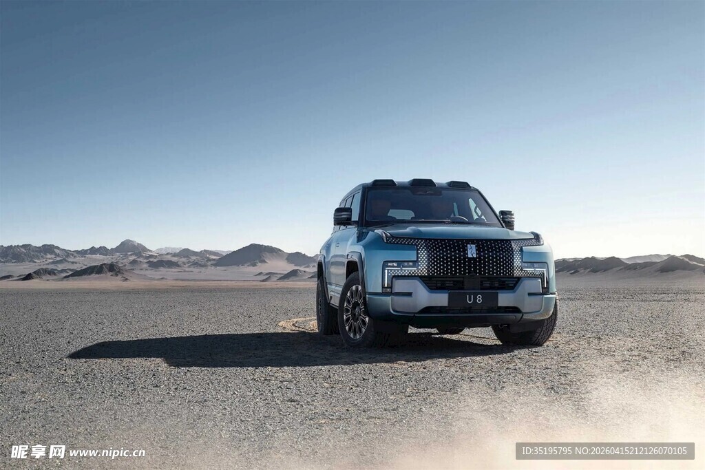 旷野中的霸气越野车辆