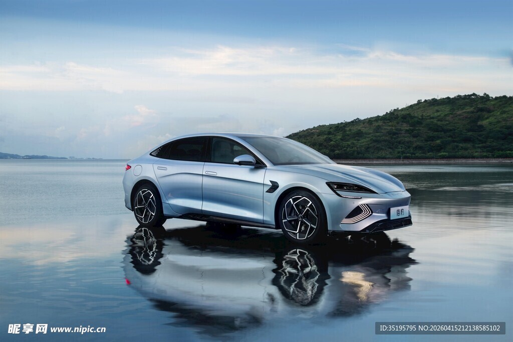 湖畔银车倒影显优雅