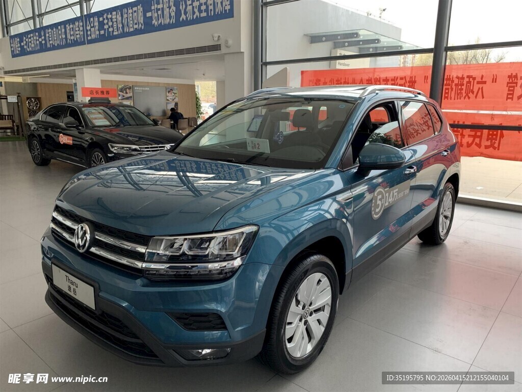 展厅内的蓝色大众SUV汽车