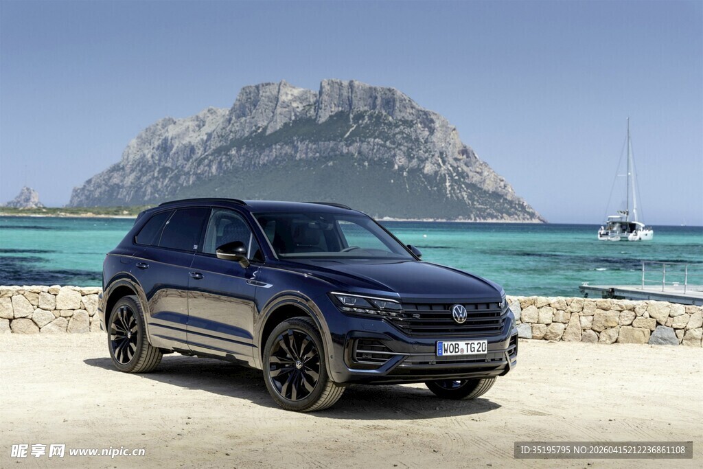 海滨旁的酷炫蓝色SUV