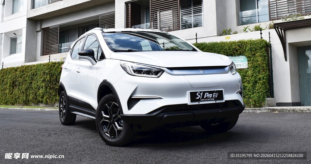 白色时尚电动SUV汽车