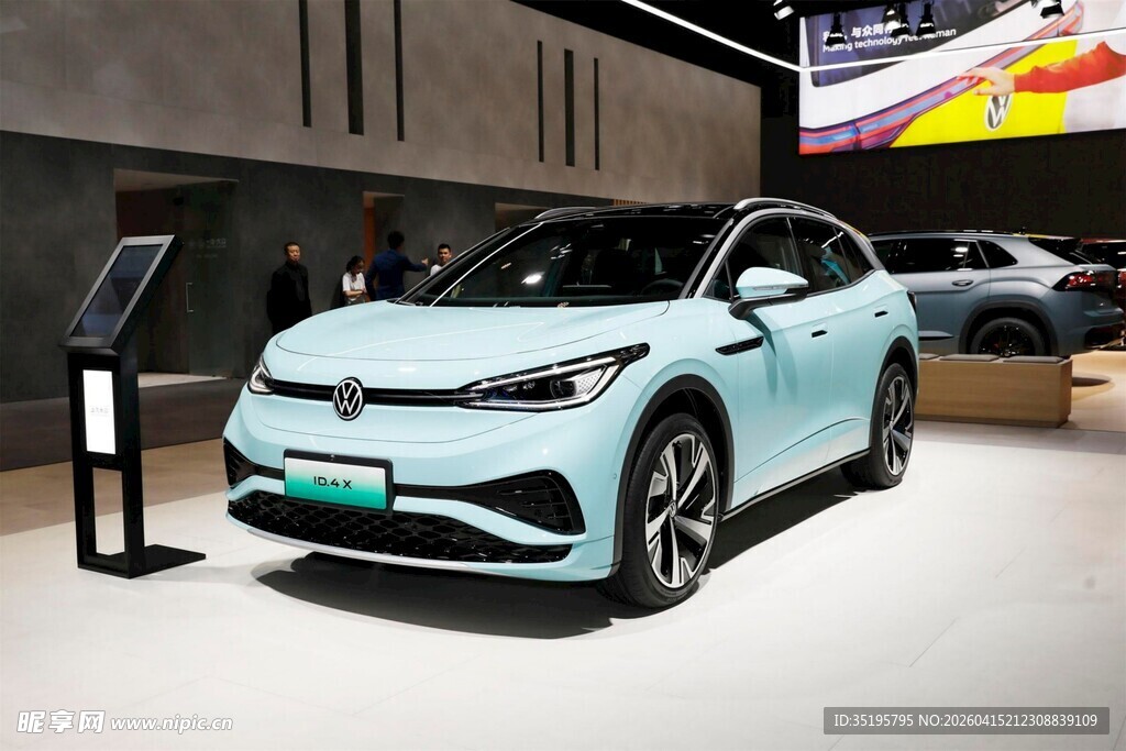 展厅中的浅蓝色新能源汽车