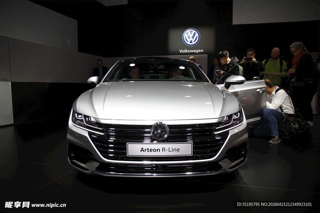 银色轿车亮相展示现场