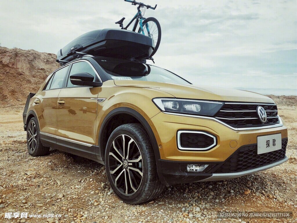 金色SUV车顶载自行车