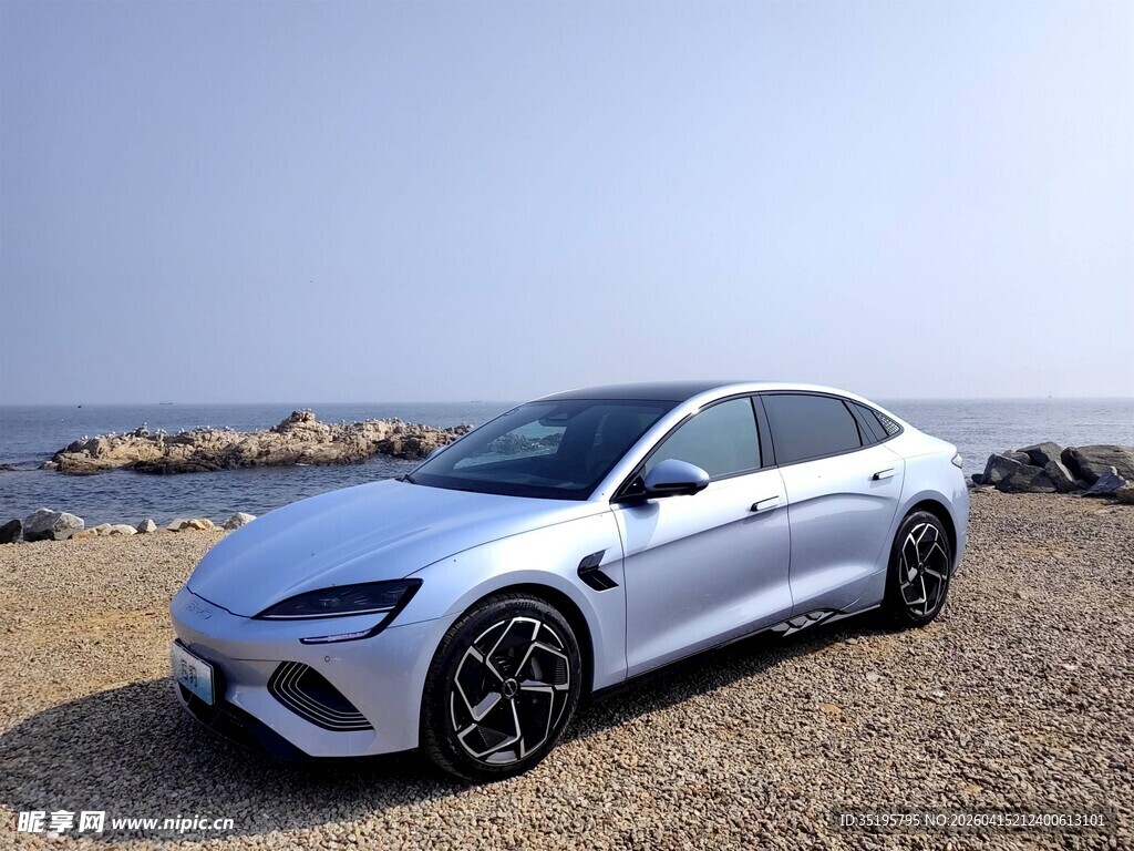 海边停放的时尚蓝色轿车