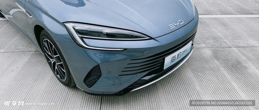 蓝色电动汽车车头特写