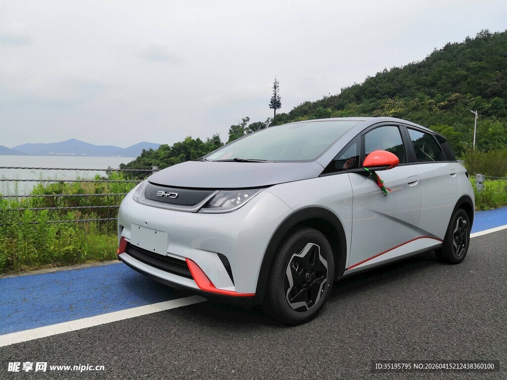 白色动感汽车行驶在道路上