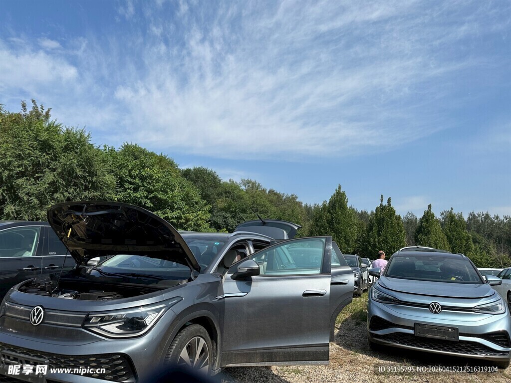 户外停放的多辆汽车