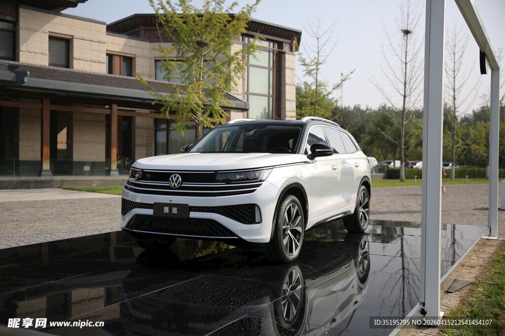 豪华SUV停于现代建筑前