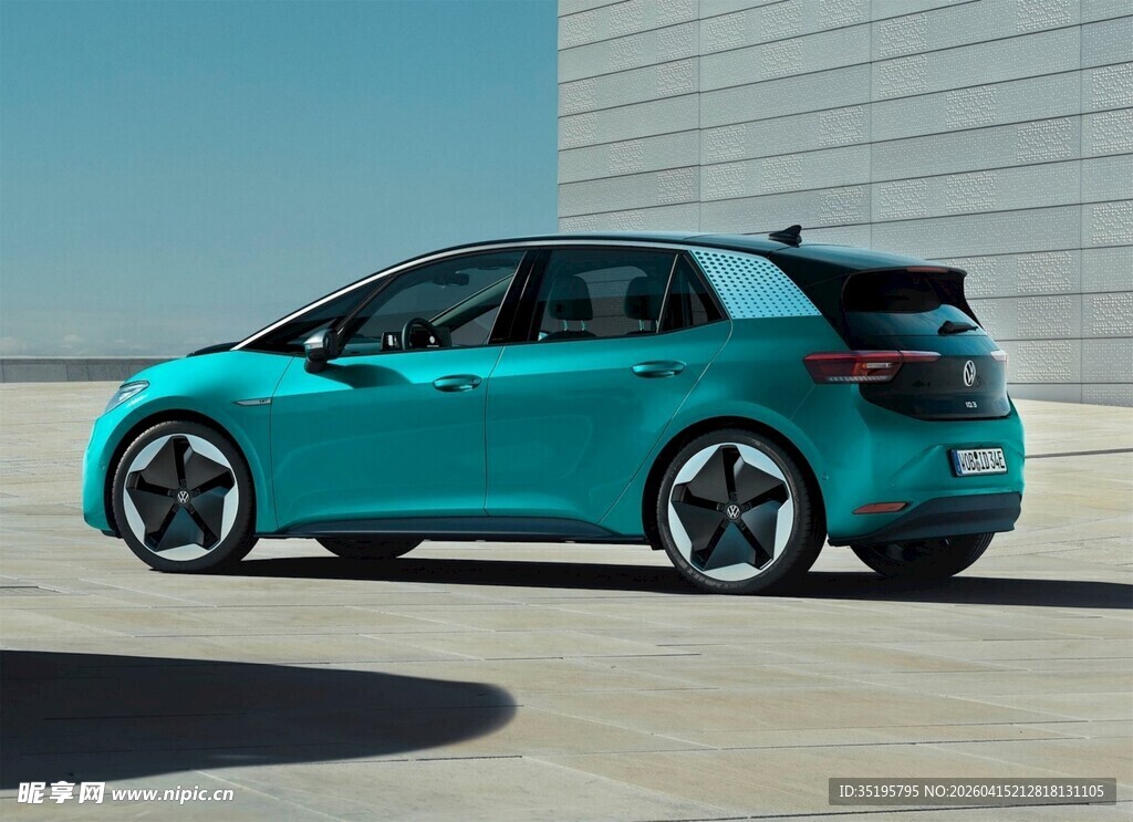 时尚蓝色电动汽车外观展示