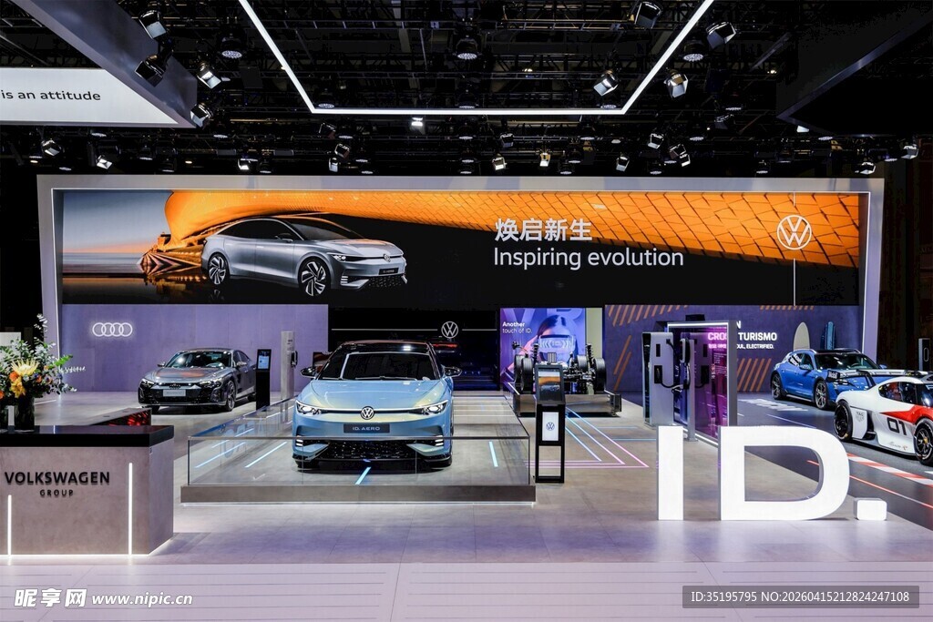 汽车展厅展示多辆炫酷车型