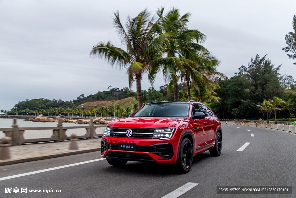 红色皮卡行驶在滨海公路