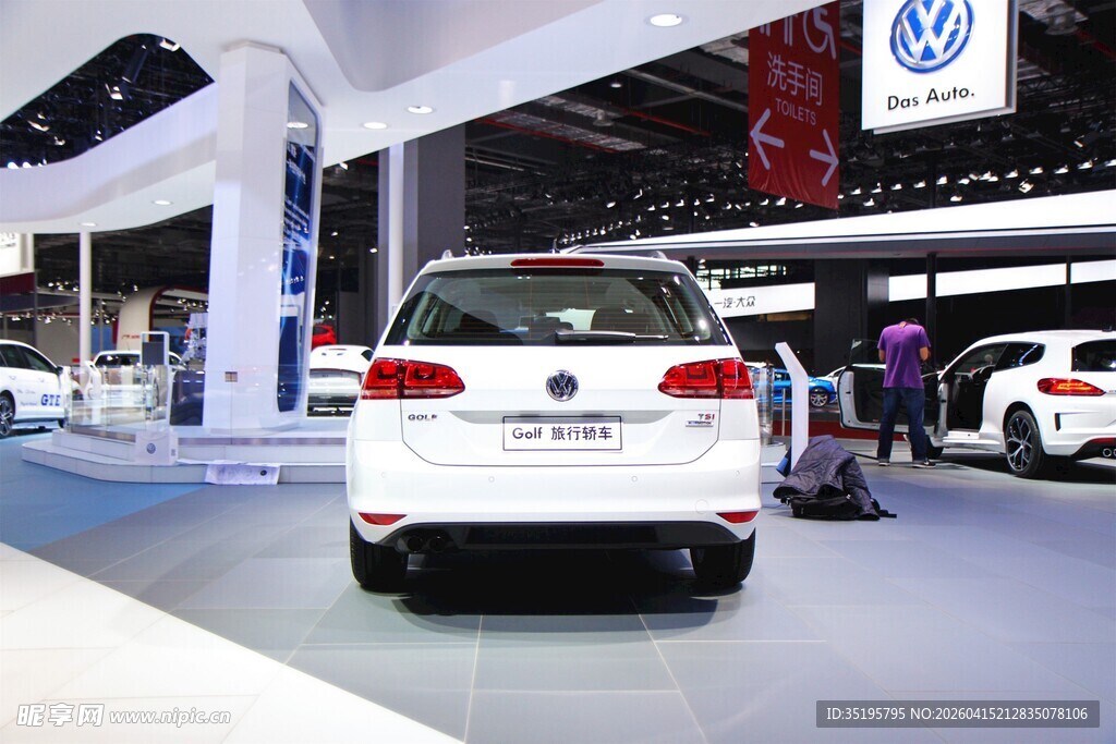 车展上的白色大众SUV