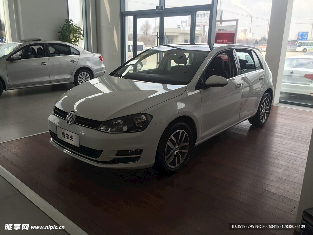 展厅内的白色大众Polo汽车
