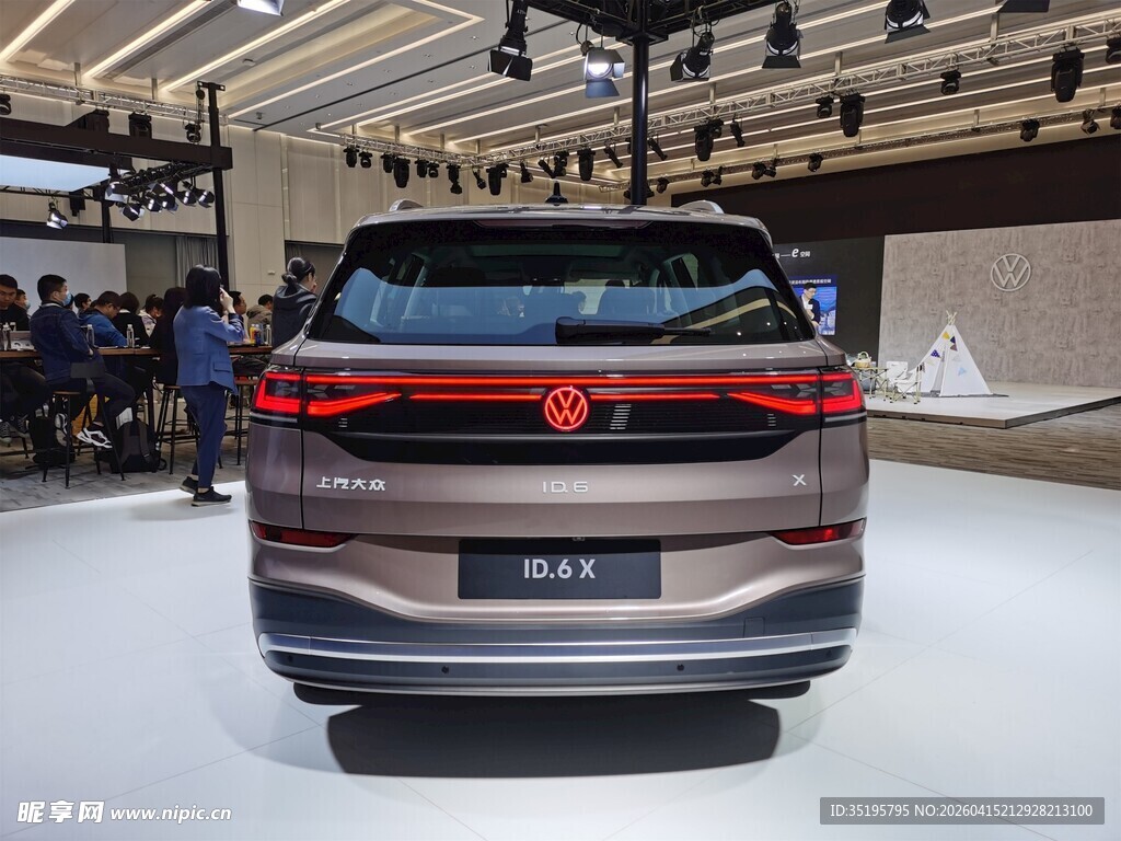 车展上的时尚SUV汽车