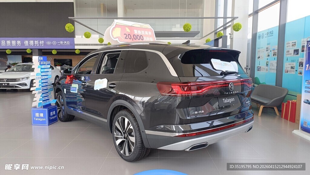 展厅中的黑色SUV汽车