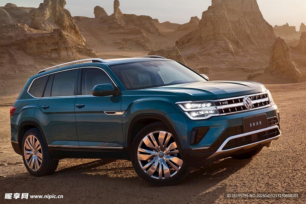 沙漠中的蓝色越野SUV