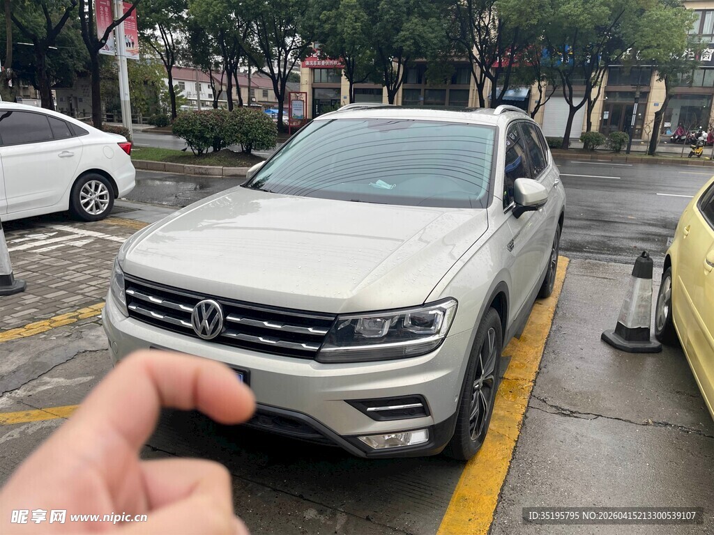手指指向银色SUV