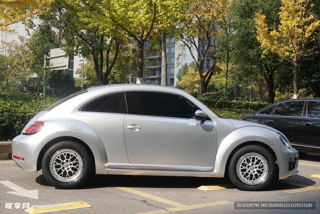 银色甲壳虫汽车停在户外