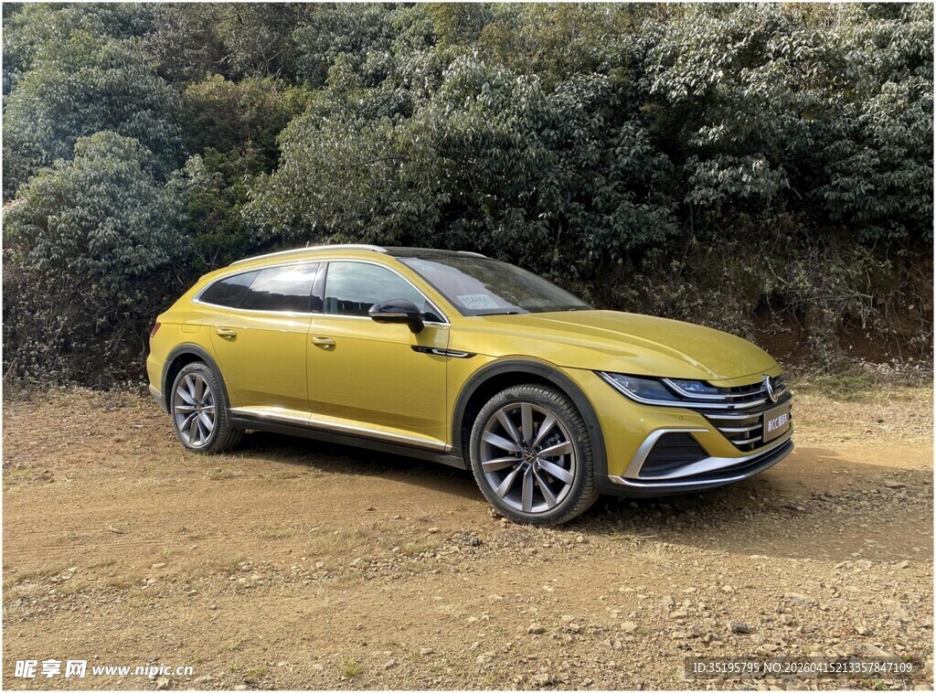 黄色旅行车停于户外场地