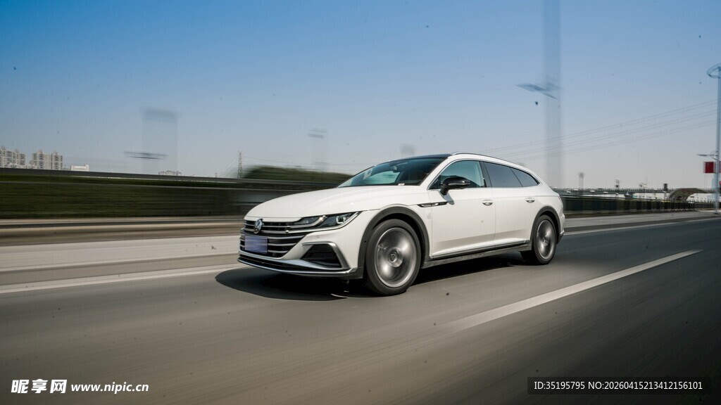 公路上行驶的白色时尚轿车