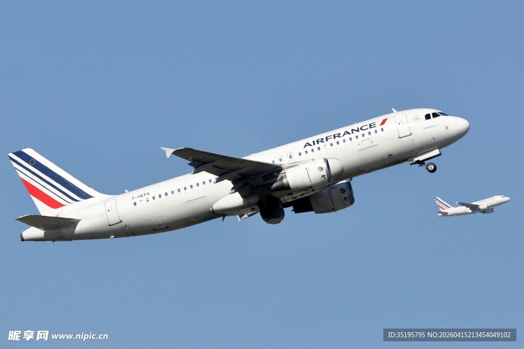 法航飞机蓝天起飞瞬间