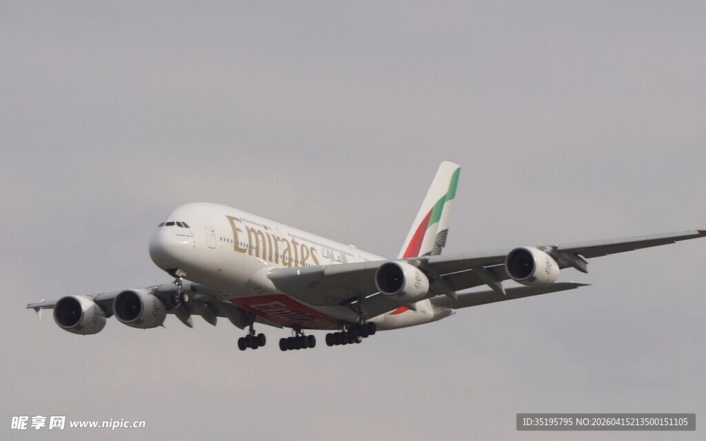 阿联酋航空飞机翱翔天际