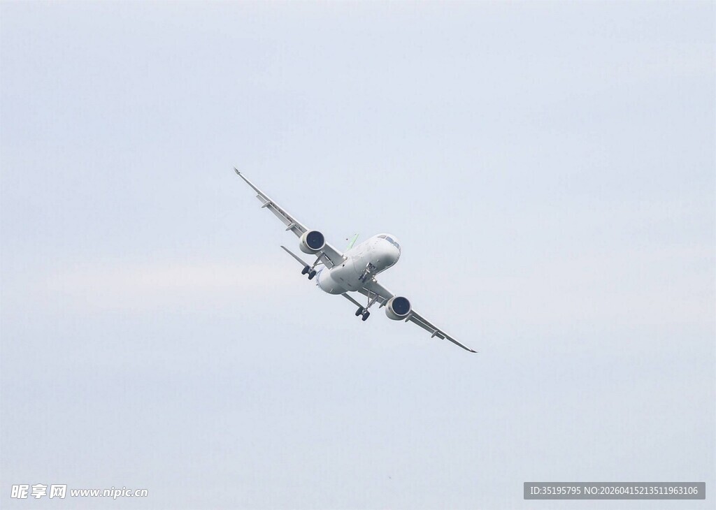 空中飞行的大型客机