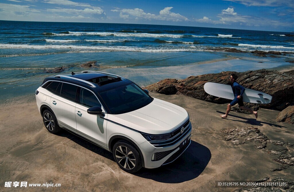 海边沙滩上的白色SUV