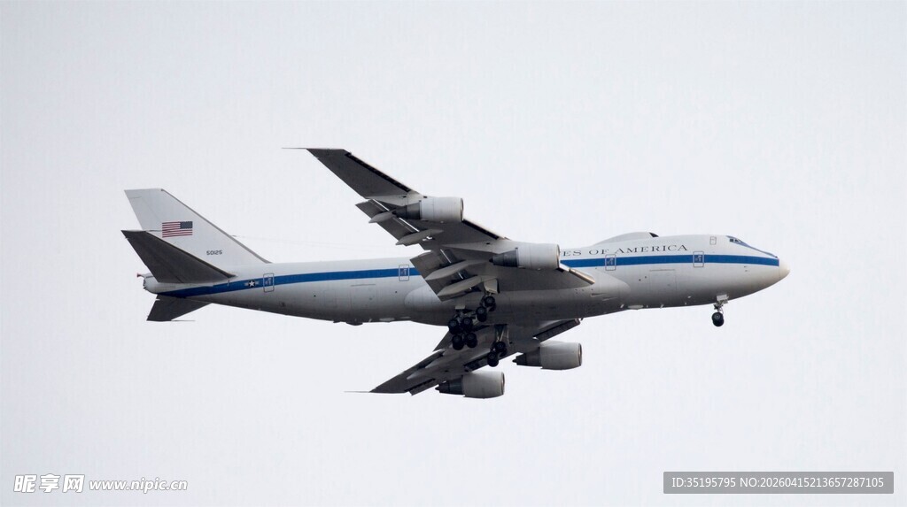 空中飞行的大型民航客机