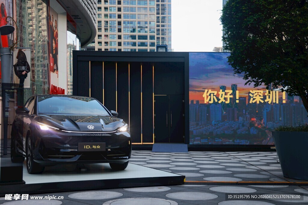 夜晚街道旁的酷炫黑色汽车