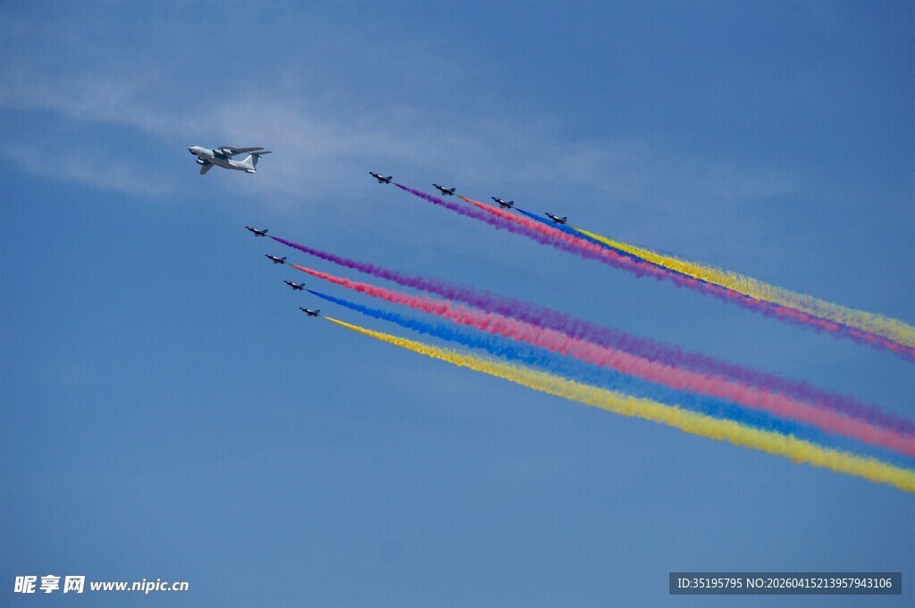 彩烟飞机翱翔蓝天