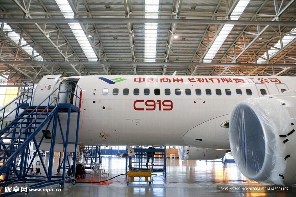 C919飞机在厂房内进行作业