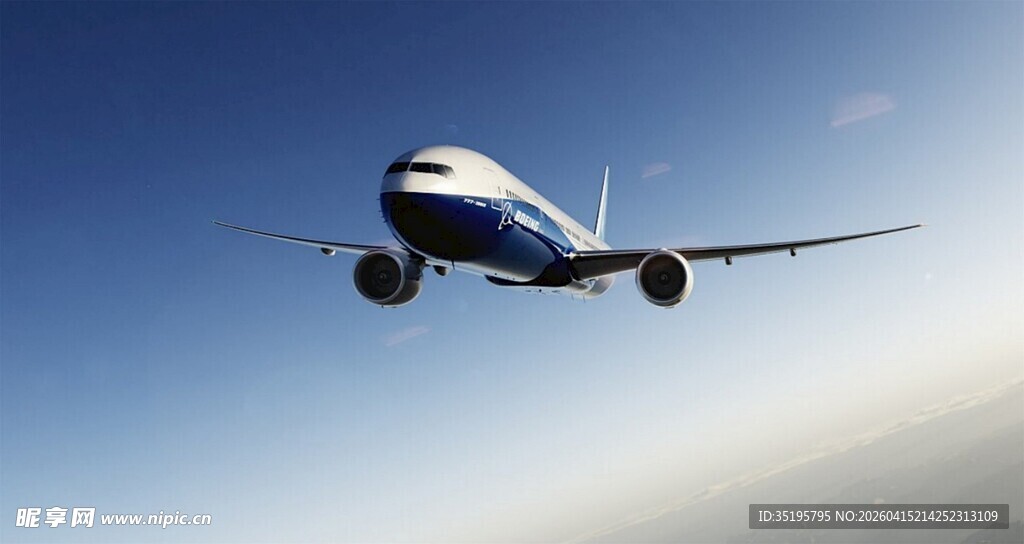 蓝天中飞行的客机