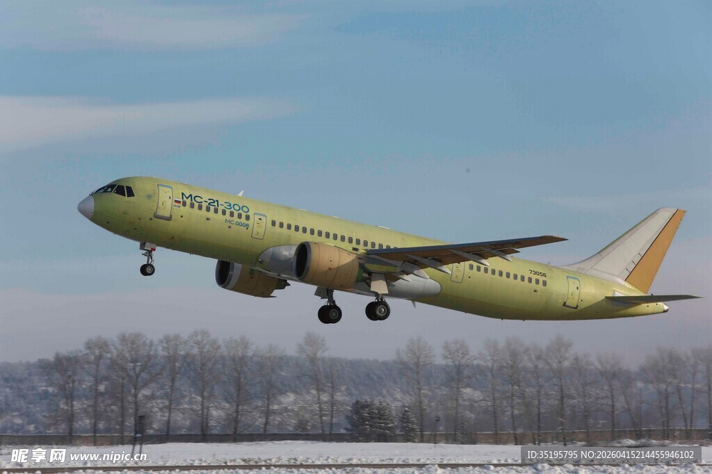 黄色客机起飞瞬间