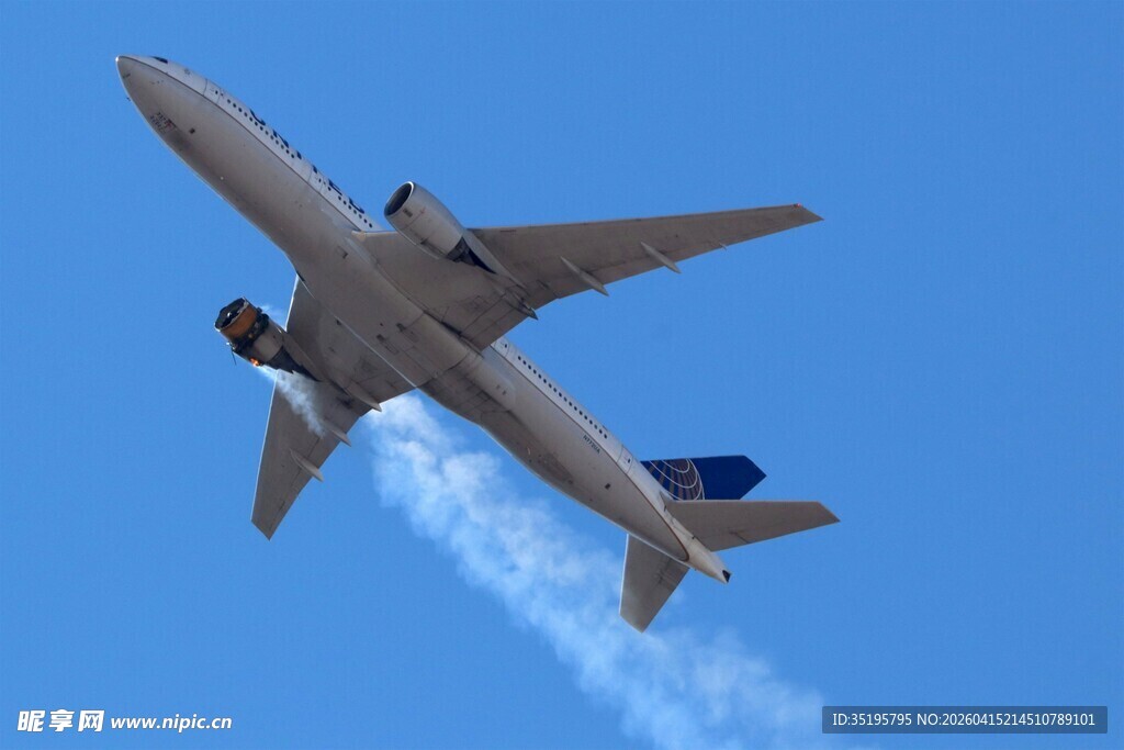空中飞行的喷气式客机