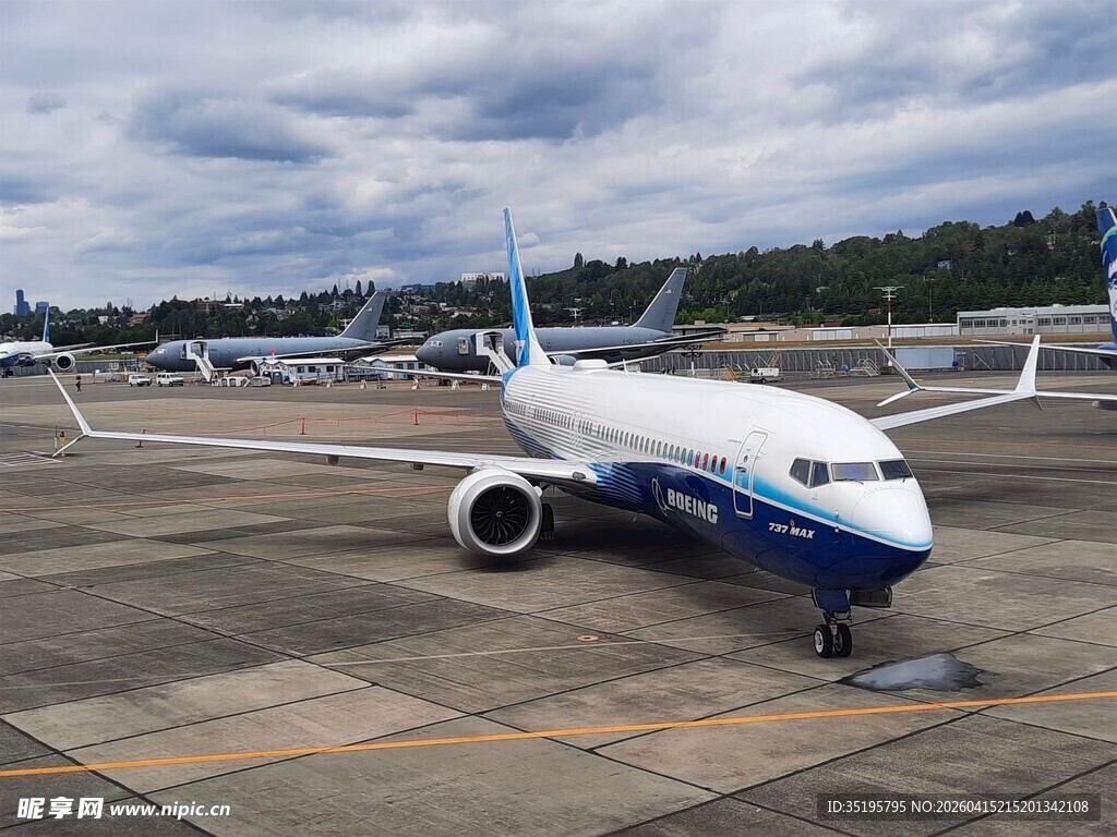 停机坪上的蓝白相间民航飞机