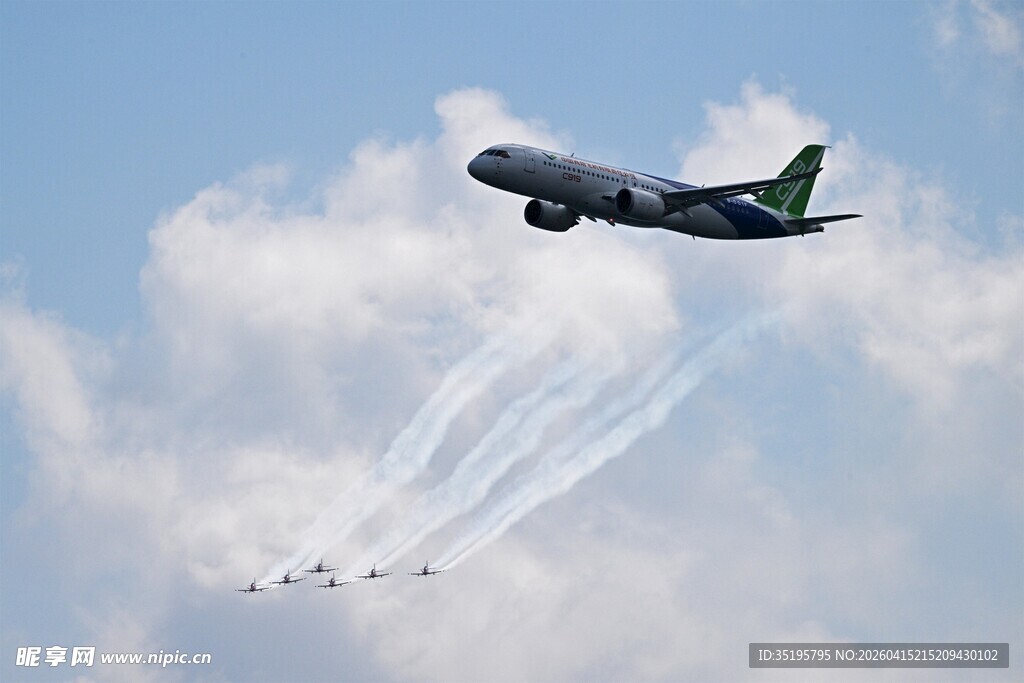 飞机空中飞行拉彩烟表演