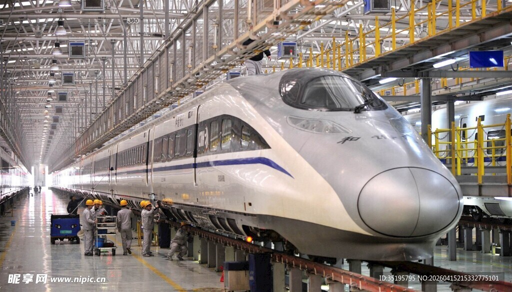 高铁在工厂内进行维护作业